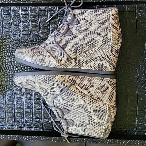 TOMS Kala faux snake print wedge bootie. Black multi. Size 9 - Picture 4 of 11